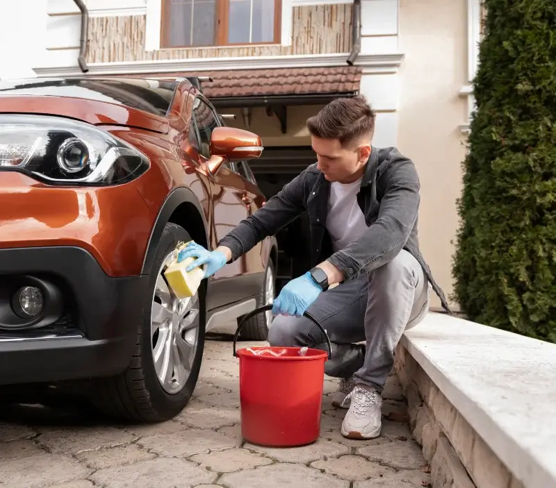 Lavage auto à domicile Puygros : professionnel intervenant sur un véhicule